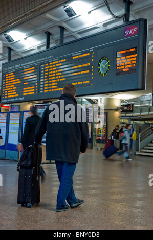 Lyon, France, à l'intérieur Gare passager, avec des valises, attendant dans le couloir, à la recherche de signe de départ Banque D'Images