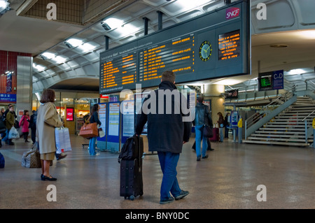 Lyon, France, à l'intérieur de la gare les passagers attendent dans le couloir, regardant le panneau des départs, écrans de la gare Banque D'Images