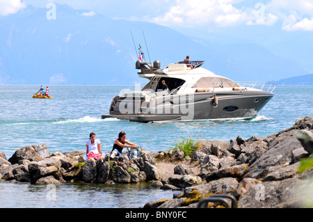 Yacht de luxe sur le lac à Lausanne, Suisse Banque D'Images