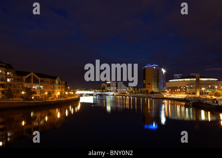 River lagan et sur les toits de la ville dans la nuit de l'Irlande du Nord Belfast Royaume-Uni Banque D'Images