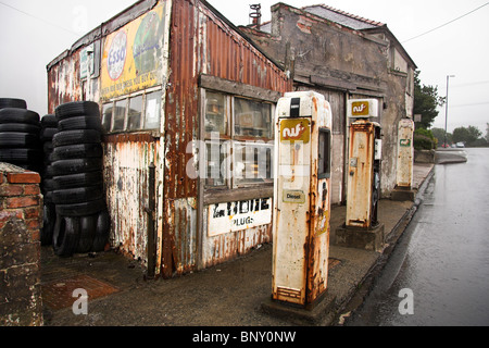 Pompes à essence à l'extérieur d'un garage à l'ancienne, de l'épave, au nord du Pays de Galles, Royaume-Uni Banque D'Images