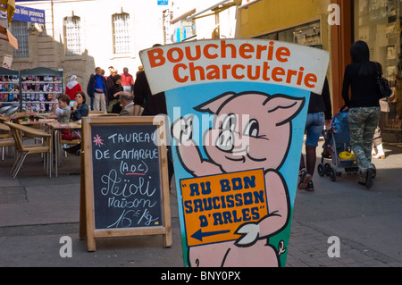 Arles, France, Restaurant Bistro Français, Anglais Boucherie, à l'extérieur des signes français, tableau noir, viande de taureau Taureau, à vendre Banque D'Images