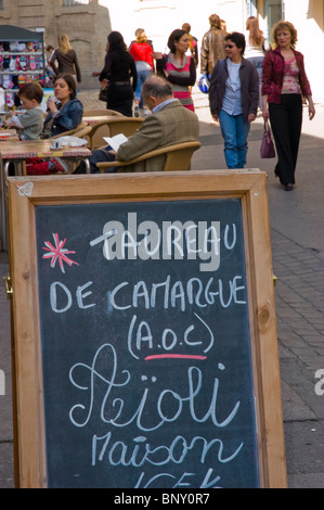 Arles, France, détail, Restaurant français Bistro, panneau français manuscrit extérieur, Blackboard, viande de bœuf à vendre, Taureau, foule marche, scène de rue Banque D'Images