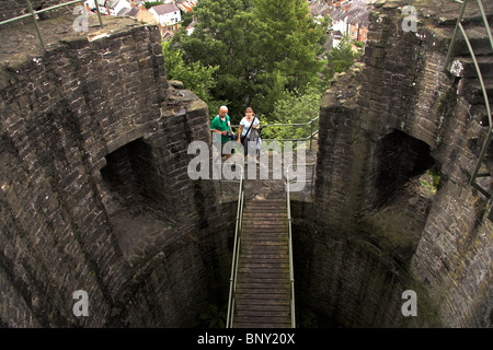 Les touristes visiter la cité fortifiée de murs en pierre, murs de la ville de Conwy, au nord du Pays de Galles, Royaume-Uni Banque D'Images