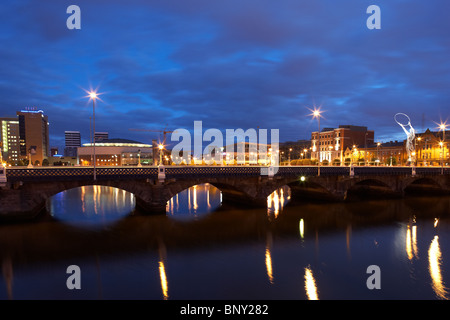 La queens bridge river lagan et laganside waterfront au soir à Belfast en Irlande du Nord UK Banque D'Images