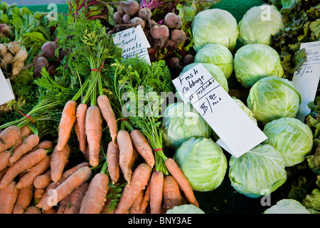 Produire un stand au marché de producteurs avec des légumes biologiques, Santa Barbara, Californie Banque D'Images