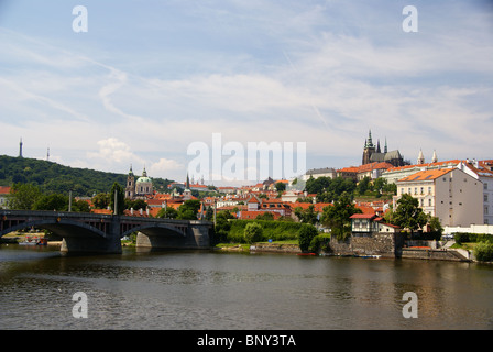 Vue sur le château de Prague, Hradcany avec la cathédrale Saint-Guy et la rivière Vltava Banque D'Images