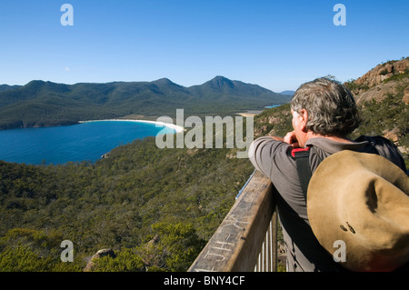 Un randonneur se face au parc national de Freycinet de la Wineglass Bay Lookout. Parc national de Freycinet, Tasmanie, Australie. Banque D'Images