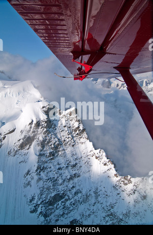 K2 Aviation avion sur ski vole autour de l'un des domaines les plus englacées de l'Alaska Banque D'Images