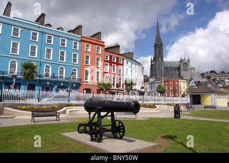 L'Irlande, Co Cork, Cobh, Parc Kennedy, guerre de Crimée Cannon et bâtiments de mer Banque D'Images