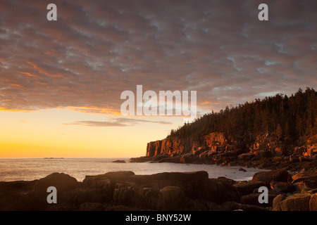 Lever du soleil à Otter Cliff, l'Acadia National Park, Maine, USA Banque D'Images