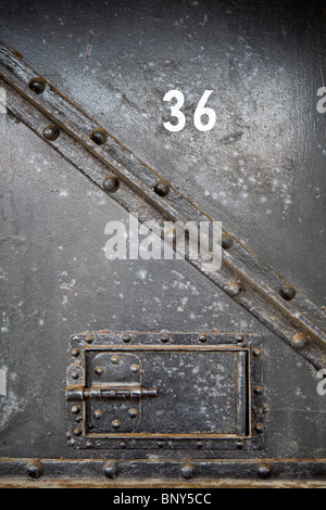 Porte d'une cage 'tiger', utilisé pour la torture des détenus de la prison de l'île de Con Son, Vietnam Banque D'Images