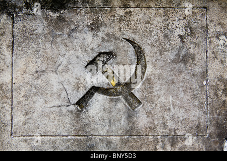 Symbole de la faucille et du marteau sur pierre tombale, Hang Duong cimetière sur l'île de Con Son, Vietnam Banque D'Images