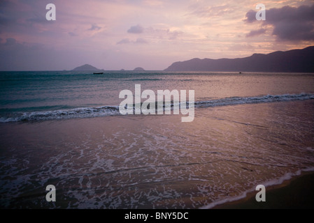 Voi Li Bai plage au coucher du soleil, l'île de Con Son, Vietnam Banque D'Images