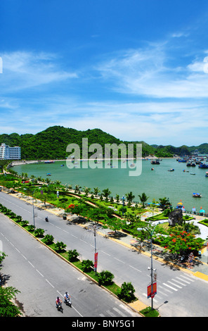 La ville de Cat Ba, le nord du Vietnam Banque D'Images