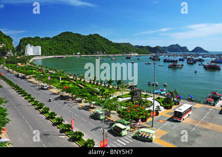 La ville de Cat Ba, le nord du Vietnam Banque D'Images