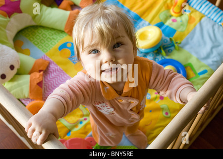 La jeune fille debout dans un berceau, portrait Banque D'Images