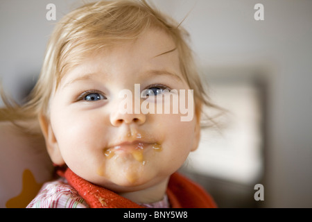 Avec de la nourriture pour bébé sur face, portrait Banque D'Images