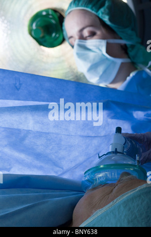 Patient recevant de l'oxygène pendant le fonctionnement Banque D'Images