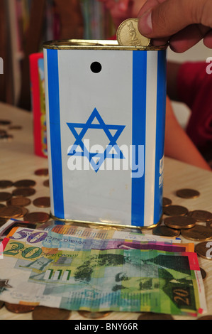 Donner de l'argent dans un Fonds National Juif (Keren Kayemet Leyisrael ou FNJ KKL) collection fort Banque D'Images