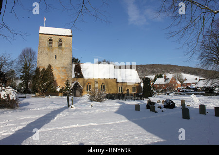 Église Saint Bartholamew, Fingest, collines de Chiltern, Buckinghamshire, Angleterre, Royaume-Uni, dans la neige Banque D'Images