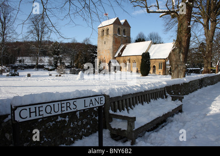 Église Saint Bartholamew, Fingest, collines de Chiltern, Buckinghamshire, Angleterre, Royaume-Uni, dans la neige avec mur de briques et silex Banque D'Images