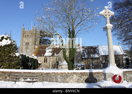 Saint Mary's Church et War Memorial, Hambleden village dans la neige, les collines de Chiltern, Buckinghamshire, England, UK Banque D'Images