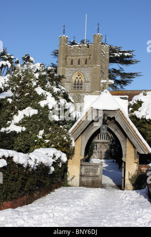 L'église St Mary, Hambleden village dans la neige, les collines de Chiltern, Buckinghamshire, England, UK Banque D'Images