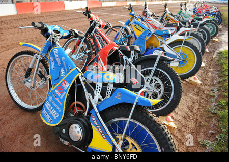 Speedway les vélos sont alignés sur la piste avant course Banque D'Images