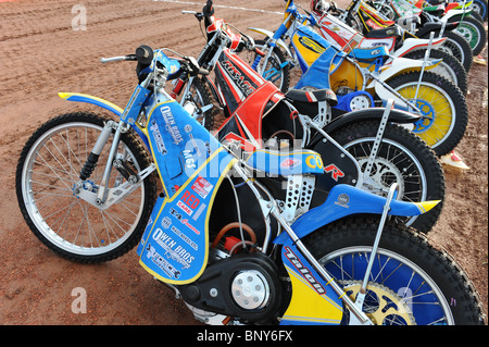 Speedway les vélos sont alignés sur la piste avant course Banque D'Images