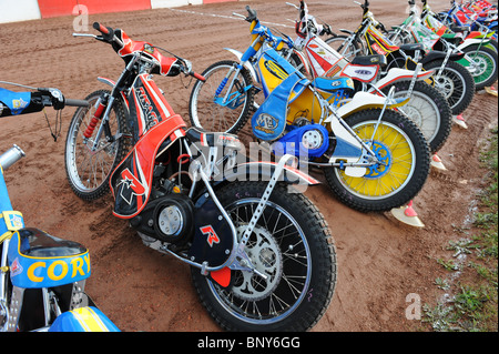 Speedway les vélos sont alignés sur la piste avant course Banque D'Images