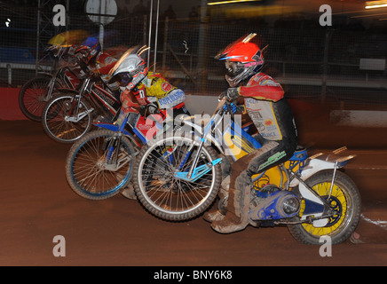 Speedway race start au cours d'un montage approprié entre le Swindon Robins et les Panthers de Peterborough Banque D'Images