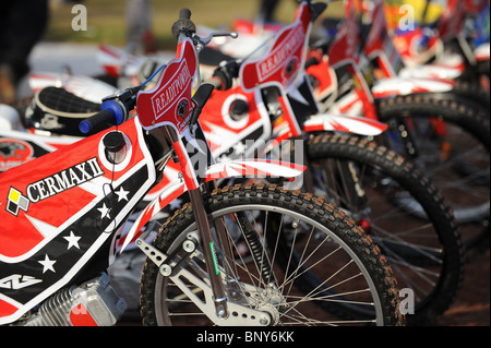 Speedway les vélos sont alignés sur la piste avant course Banque D'Images