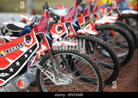 Speedway les vélos sont alignés sur la piste avant course Banque D'Images