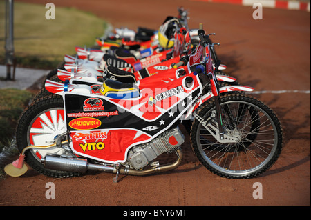 Speedway les vélos sont alignés sur la piste avant course Banque D'Images