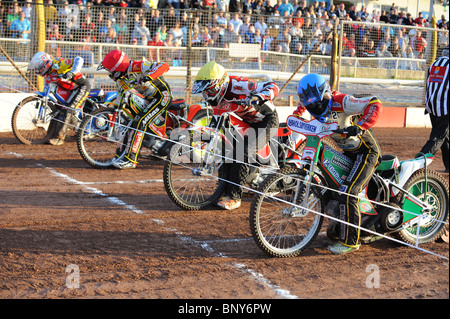 Speedway race start au cours d'un montage approprié entre le Swindon Robins et les Panthers de Peterborough Banque D'Images