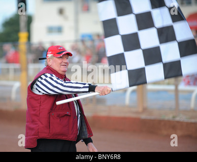 Le drapeau à damier est agité pendant un montage entre le Swindon Robins et les Panthers de Peterborough Banque D'Images