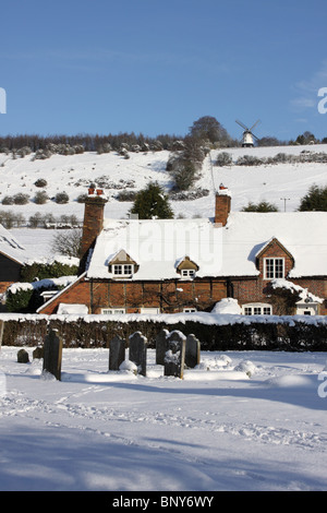 Cobstone moulin au-dessus de Turville Village de neige, collines de Chiltern, Buckinghamshire, Angleterre, RU, soleil, ciel bleu Banque D'Images