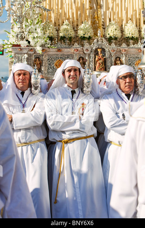 Pénitents portant des robes à capuchon, au cours de la Semana Santa (Semaine Sainte) célébrations, Malaga, Andalousie, Espagne Banque D'Images