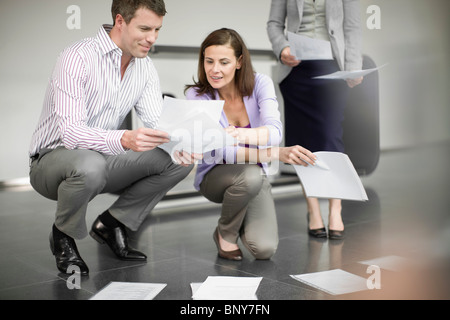 Les personnes travaillant dans un bureau Banque D'Images
