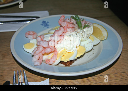 Danois traditionnel sandwich ouverte aux crevettes, des oeufs et de la mayonnaise sur le pain de seigle, garnie d'aneth et citron Banque D'Images