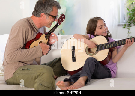 Père et fille de faire de la musique Banque D'Images
