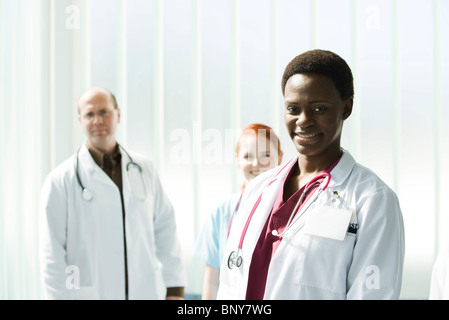 Médecin avec des collègues, portrait Banque D'Images