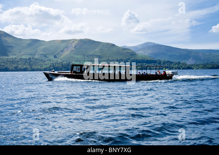 Lancement / Ferry sur Derwent Water, avec pentes inférieures de Catbells derrière. Le Lake District, England, UK Banque D'Images