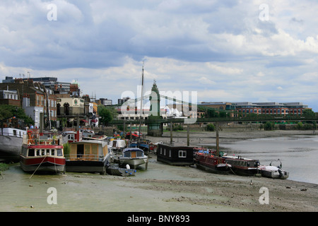 Péniches amarrées par Hammersmith Upper Mall avec Hammersmith Bridge en arrière-plan, Londres Banque D'Images