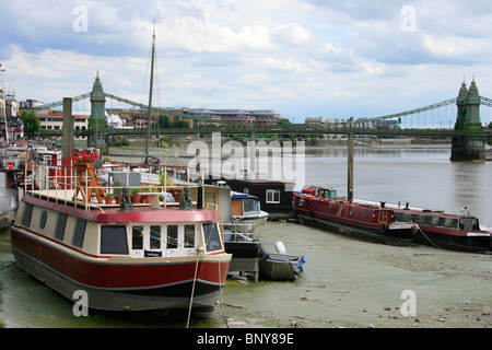 Péniches amarrées par Hammersmith Upper Mall avec Hammersmith Bridge en arrière-plan, Londres Banque D'Images