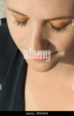 Jeune femme avec les yeux fermés, portrait Banque D'Images