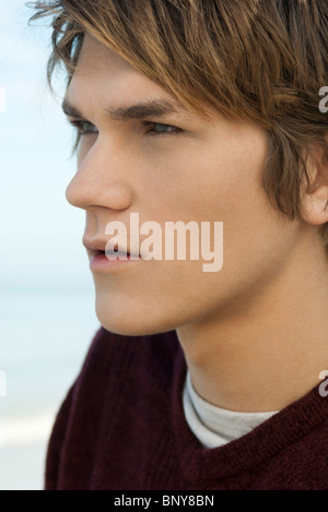 Young man looking away, portrait Banque D'Images