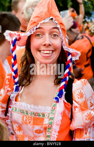 Une jeune femme portant le costume traditionnel néerlandais Banque D'Images