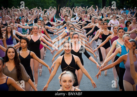 Des centaines de ballerines recueillir dans Central Park à New York pour le 'les plus ballerines en Pointe'. Banque D'Images